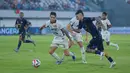 Pemain Persita Tangerang, Rayco Rodriguez, berusaha melewati pemain Persik Kediri di BRI Super League di Stadion Indomilk Arena, Minggu (21/12/2025). (Bola.com/M Iqbal Ichsan)