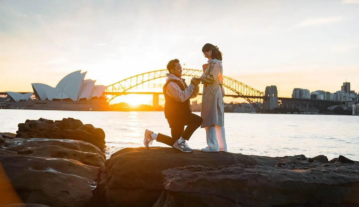 Kebahagiaan menyelimuti atlet bulu tangkis Anthony Sinisuka Ginting. Setelah sembilan tahun pacaran, Sinisuka Ginting melamar sang kekasih. Momen romantis begitu terlihat saat melamar sang kekasih Mitzi Abigail. Berikut beberapa potretnya. [Instagram/sinisukanthony]