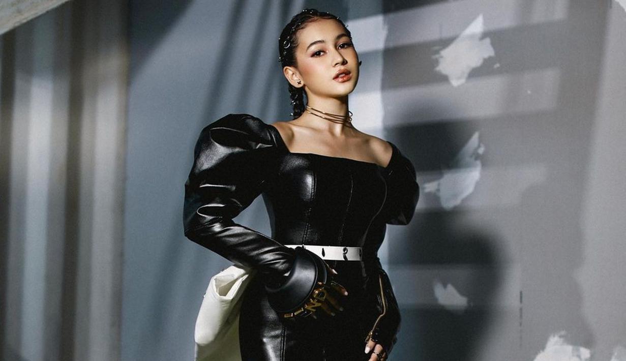 Akting Sandrinna Michelle dalam berbagai sinetron dan film selalu mencuri perhatian netizen. Terlebih, namanya kian populer usai membintangi sinetron Dari Jendela SMP. (Liputan6.com/IG/@sandrinna_11)