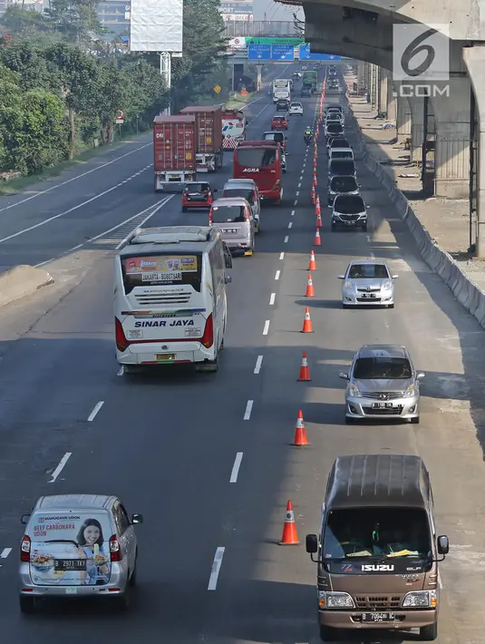 Kendaraan melintas di contraflom KM 28 Tol Jakarta - Cikampek, Jawa Barat, Kamis (30/5/2019). Kemacetan disebabkan antrean masuk ke rest area di beberapa titik. Antrean menyebabkan arus lalu lintas menjadi tersendat. (Liputan6.com/Herman Zakharia)