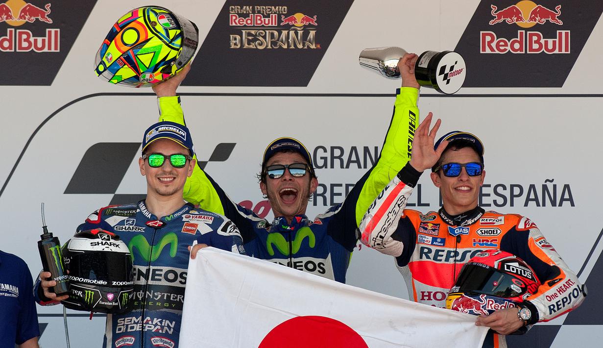 Sang juara MotoGP Jerez, Valentino Rossi (tengah), berpose dengan peringkat kedua, Jorge Lorenzo (kiri), dan peringkat ketiga, Marc Marquez, di podium juara Sirkuit Jerez, Spanyol, Minggu (24/4/2016). (AFP/Jorge Guerrero)