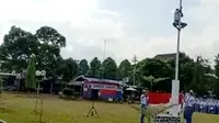 Aksi heroik 2 siswa SMA N 1 Purwokerto memanjat tiang bendera di hari sumpah pemuda viral di berbagai linimassa. (Foto: Liputan6.com/Istimewa/Dok. Humas Pemkab BMS/Muhamad Ridlo)