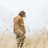 Ilustrasi merenung, diri sendiri, angin sepoi-sepoi. (Photo by Matthew Henry on Unsplash)