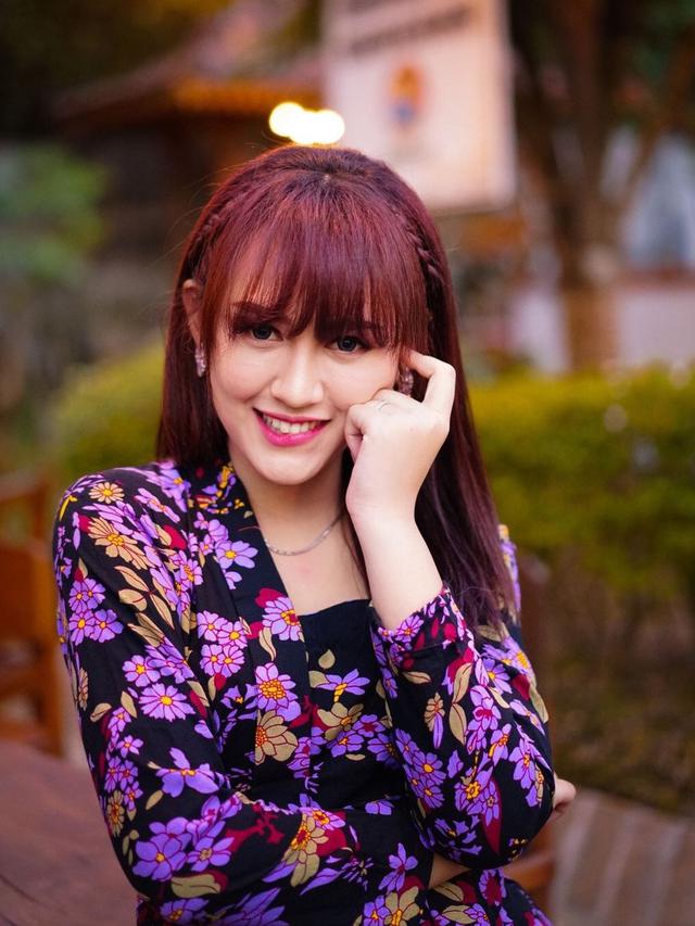 Gaya Menawan Happy Asmara Saat Pakai Kebaya Berwarna Ungu, Bak Kembang Desa. (Sumber: Instagram/fuadromadhona)