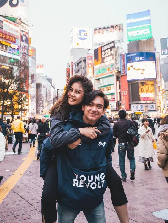 Potret keakraban sering dibagikan pada instagram masing-masing. Banyak warganet yang mendukung keduanya pacaran. Tapi, tidak sedikit juga Vanes menjalin hubungan dengan Adipati. (Instagram/adipati)