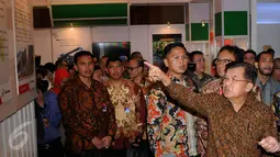 Wapres Jusuf Kalla (kanan) meninjau stand pameran The 4 Indonesia International Geothermal Convension and Exhibition 2016 di Jakarta, Rabu (10/8). Konferensi membahas peningkatan pemanfaatan panas bumi di Indonesia. (Liputan6.com/Helmi Fithriansyah)
