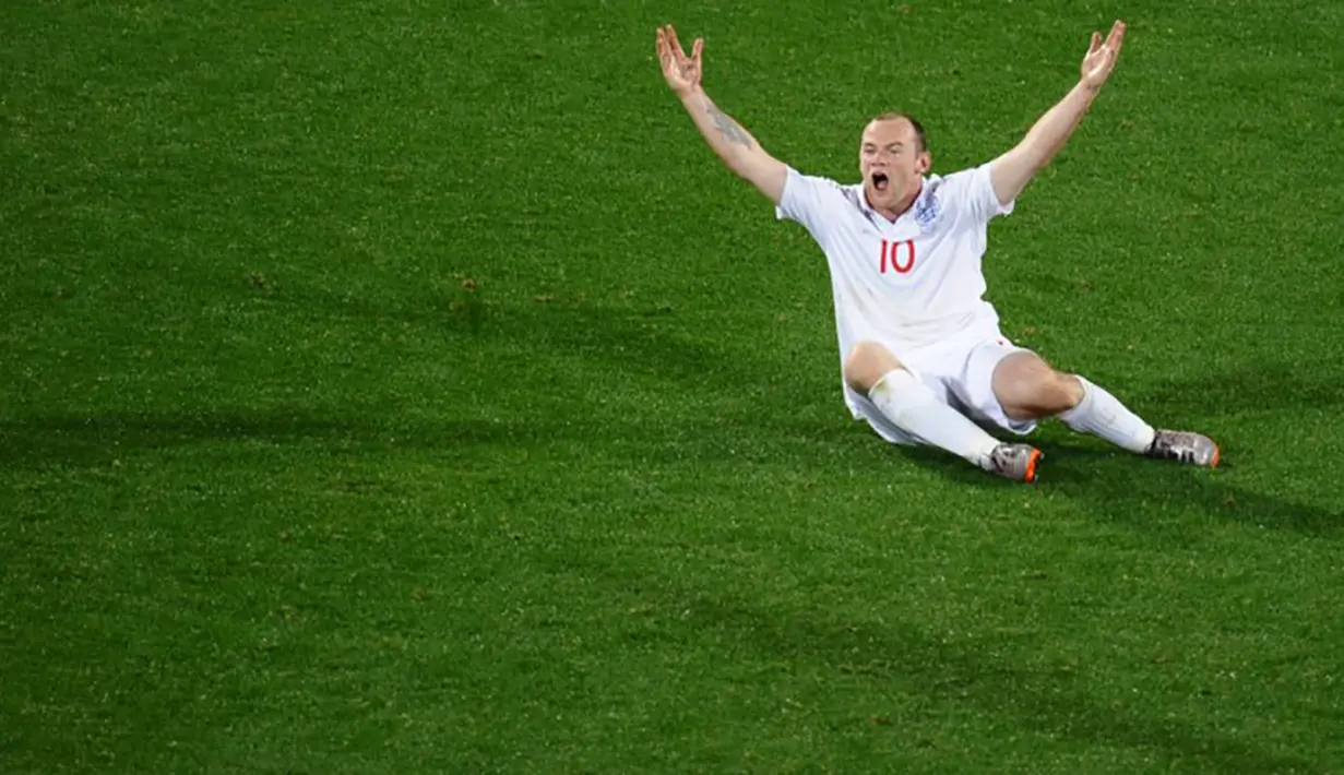 Wayne Rooney berteriak protes terhadap wasit saat laga Piala Dunia melawan USA di Stadion Royal Bafokeng, Afrika Selatan, Sabtu (12/6/2010). (AFP Photo/Hoang Dinh Nam)