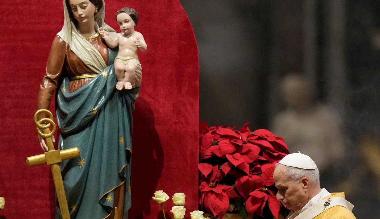 Paus Leo XIV merayakan Misa Malam Natal di Basilika Santo Petrus, Vatikan, Rabu 24 Desember 2025. Untuk pertama kalinya sejak terpilih sebagai pemimpin tertinggi Gereja Katolik, Paus Leo XIV memimpin langsung rangkaian perayaan Natal di Vatikan. (AP Photo/Gregorio Borgia)