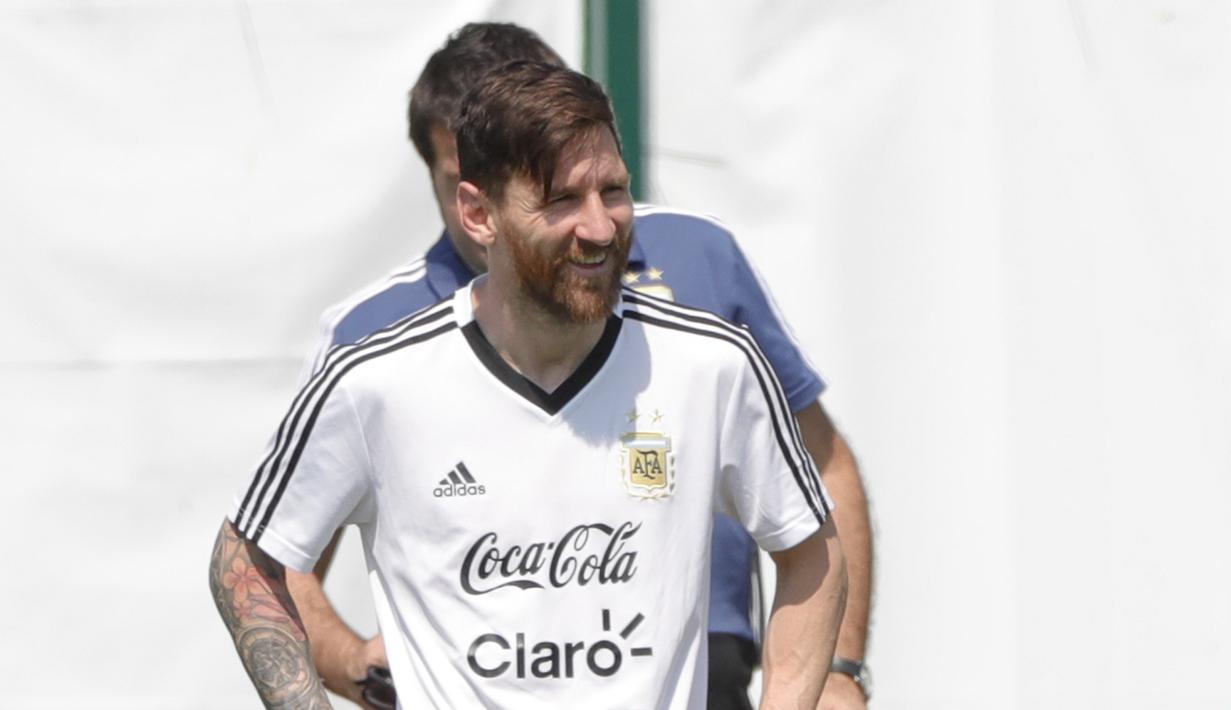 Bintang Argentina, Lionel Messi, tampak tertawa saat latihan di Brinnitsy, Sabtu (23/6/2018). Argentina akan melakoni laga hidup mati Piala Dunia 2018 melawan Nigeria. (AP/Ricardo Mazalan)
