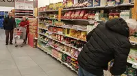 Tidak ada yang berebut di supermarket di kotanya, pasokan makanan juga mencukupi. (Dok:Yulia Kartin/DW)
