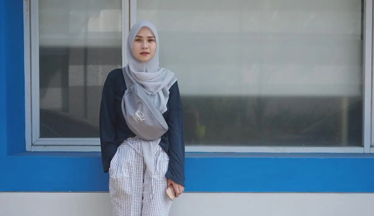 Menggunakan pakaian yang mudah di mix&match ala Zaskia ini justru memiliki kesan sederhana namun tetap modis. Seperti di foto ini. Zaskia hanya memadukan jilbab biasa dengan pakaian berwarna lembut. (Liputan6.com/IG/@zaskiadyamecca)