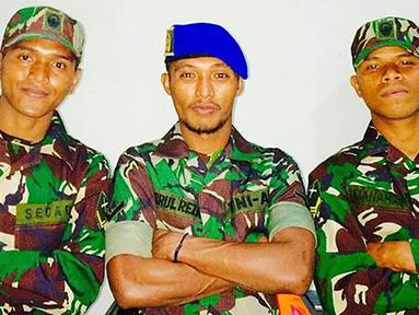 Pesepak bola PS TNI, Abduh Lestaluhu, Asrul Reza dan Manahati foto bersama mengenakan seragam dinas TNI. (Instagram)