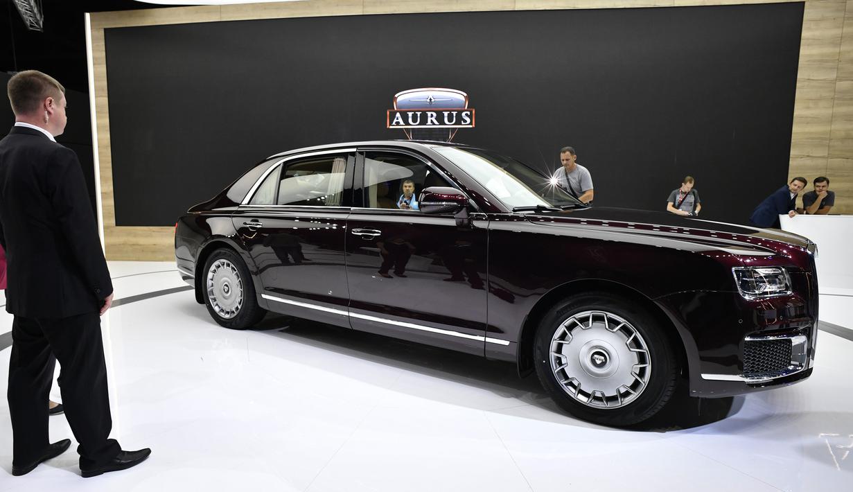 Pengunjung melihat bagian samping mobil limosin Aurus Senat milik Presiden Rusia Vladimir Putin  yang dipamerkan di Moscow International Motor Show di Moskow (29/8). (AFP Photo/Alexander Nemenov)
