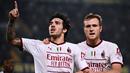 Selebrasi gelandang AC Milan, Sandro Tonali (kiri) setelah mencetak gol ke gawang Hellas Verona pada laga Liga Italia 2022/2023 di Marcantonio-Bentegodi Stadium, Verona. Jelang musim 2023/2024 bergulir, Sandro Tonali baru saja memecahkan rekor sebagai pemain Italia termahal di Liga Inggris setelah dipastikan bergabung dengan Newcastle United usai meninggalkan AC Milan. Menurut pakar transfer, Fabrizio Romano, Sandro Tonali dilepas dengan mahar 70 juta euro atau setara Rp1,1 triliun. (AFP/Marco Bertorello)