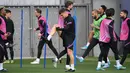 Para pemain Barcelona mengambil bagian dalam sesi latihan di Barcelona pada 16 Februari 2022. Barcelona bakal meladeni Napoli pada leg pertama play-off babak gugur Liga Europa 2021/22 di Camp Nou, Jumat 18 Februari 2022. (LLUIS GENE / AFP)