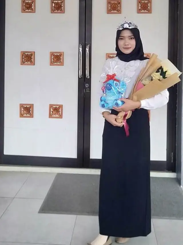 Indri Suwarti, anak kuli truk yang lulus dengan predikat Cumlaude di Unsoed, Purwokerto. (Foto: Liputan6.com/Unsoed/Muhamad Ridlo)