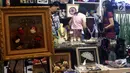 Pengunjung melihat pameran kerajinan nusantara bertajuk Kriya Nusa 2018 di JCC Jakarta, Rabu (26/9). Pameran yang diikuti lebih dari 300 stan kerajinan memamerkan berbagai kerajinan dan aneka makanan dari penjuru nusantara. (Liputan6.com/Angga Yuniar)