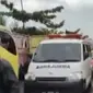 Mobil ambulans terjebak macet horor di Jambi. Kemacetan terjadi sejak Rabu (1/3/2023) hingga hari ini, mengular sepanjang 15 kilometer di kawasan tersebut, dari Kabupaten Batanghari menuju Kabupaten Sarolangun. (Liputan6.com/ Ist)