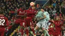 Duel udara yang dilakukan oleh penyerang Liverpool. Roberto Firminho pada leg 1, babak 16 besar Liga Champions yang berlangsung di stadion Anfield, Liverpool, Rabu (20/2). Liverpool imbang 0-0 kontra Bayern Munchen. (AFP/Oli Scarff)