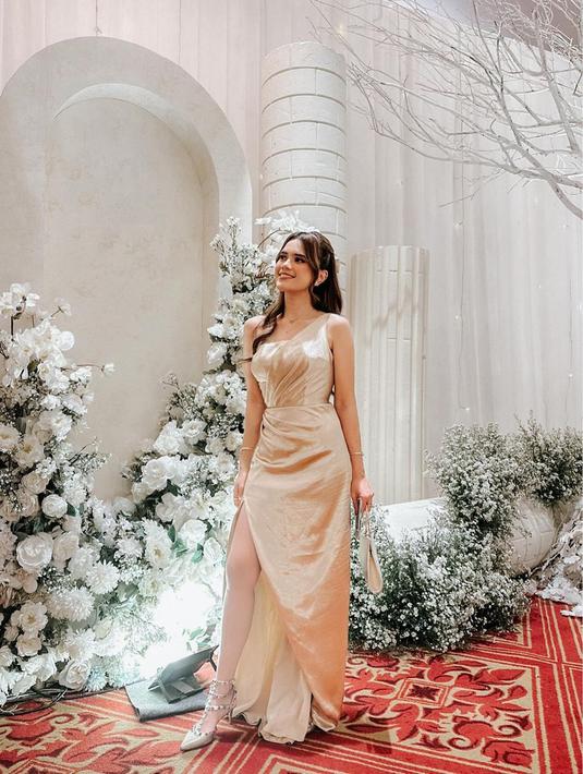 Audi Marissa tampil begitu menawan dengan balutan gaun slit gold, model one shoulder. Nuansa emas dari gaunnya membuat aura kecantikannya makin terpancar. Artis berusia 28 tahun ini juga memilih mengurai rambutnya dengan poni panjang ke samping. (Liputan6.com/IG/@audimarissa)