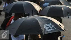 Anggota Jaringan Solidaritas Korban untuk Keadilan melakukan aksi Kamisan yang ke 442 di depan Istana Merdeka, Jakarta, Kamis (12/5). Mereka menuntut penyelesaian tragedi 1998 dan Kasus Trisakti. (Liputan6.com/Gempur M Surya)