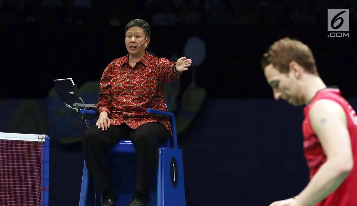 Salah satu wasit saat memimpin laga semifinal Indonesia Open 2017 di JCC Plenary Hall, Jakarta, Sabtu (17/6). Di semifinal Indonesia Open 2017, para wasit mengenakan kemeja batik lengan panjang. (Liputan6.com/Helmi Fithriansyah)