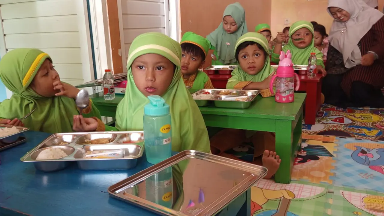 Pelaksanaan program MBG hari pertama di Kabupaten Kudus Jawa Tengah. (Liputan6.com/Arief Pramono).
