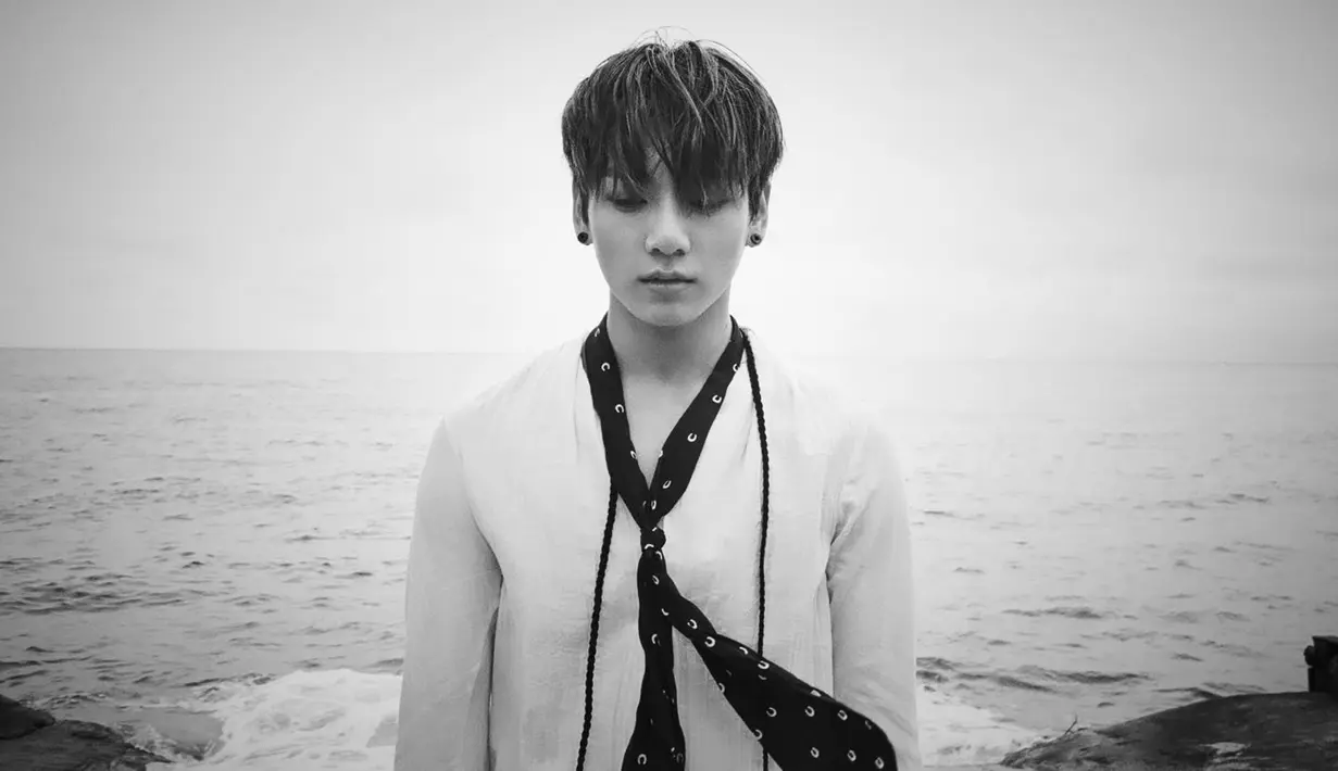 Para penggemar K-pop pasti sudah tidak asing dengan Jungkook. Maknae dari BTS ini memang punya wajah yang tampan. Wajar jika ia mempunyai banyak penggemar wanita. (Foto: soompi.com)