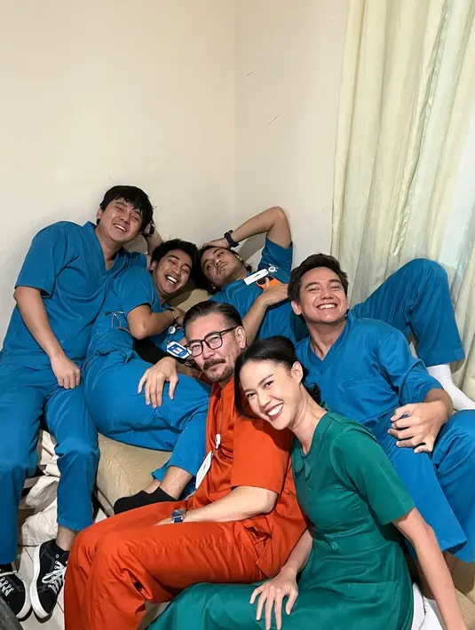 Di balik layar, para aktor menunjukkan kedekatan yang membuat suasana di lokasi syuting terasa lebih hangat. Selain keempat aktor tampan, tampak pula Ferry Salim, sang aktor senior yang ikut bergabung dengan mereka saat break syuting. (Liputan6.com/IG/@giorgino_abraham)
