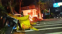 Polisi Bubarkan Massa Demo di Surabaya, Pos Polisi Kena Imbasnya Lagi