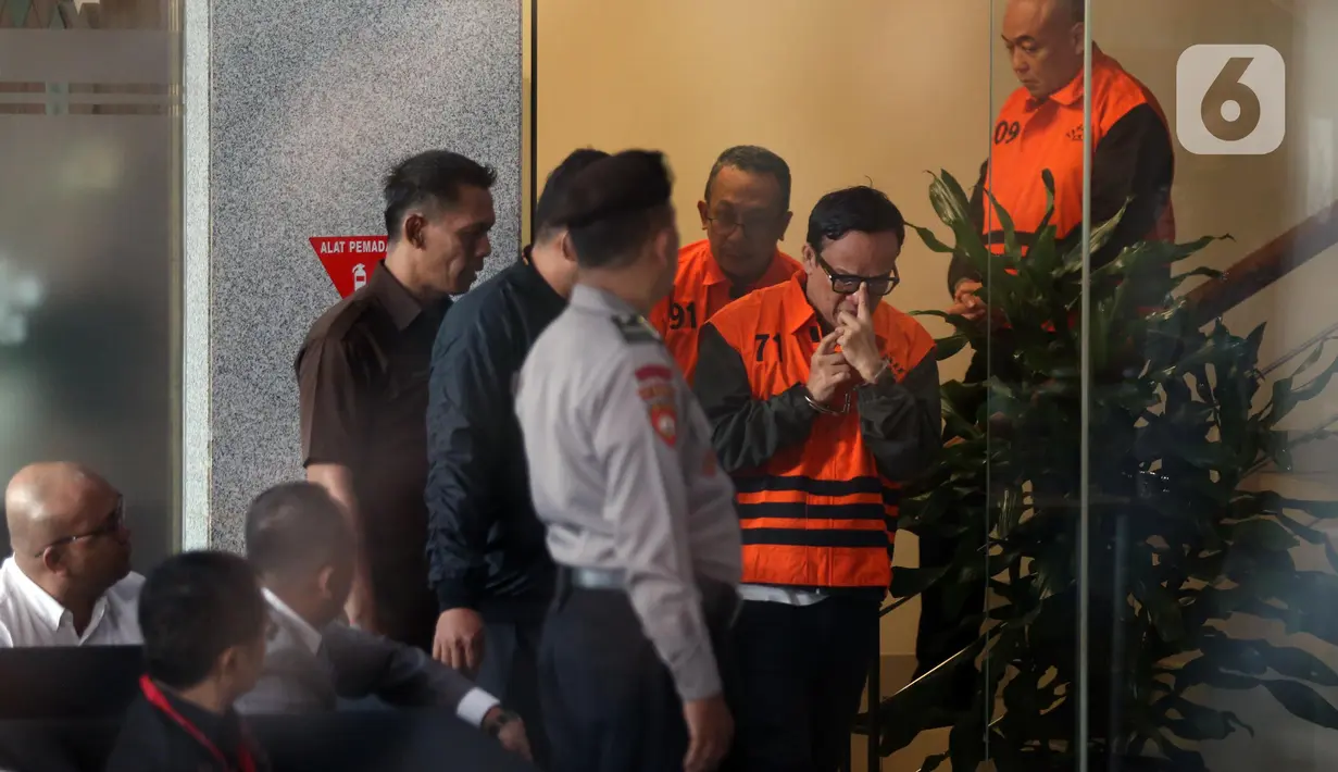 Usai pemeriksaan awal, Immanuel Ebenezer langsung ditahan dan keluar dari ruang pemeriksaan dengan mengenakan rompi tahanan berwarna oranye dan tangan diborgol. (Liputan6.com/Helmi Fithriansyah)