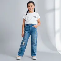 Model Celana Panjang Anak Perempuan yang Lucu dan Elegan Gaya Jeans Aksen Modern/ AI