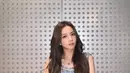 Jisoo BLACKPINK juga gemar dengan tweed. Selain cetakan ini ikonis, desain busana dengan tweed juga elegan, kasual, dan membuat tubuh terlihat lebih ramping. Foto: Instagram.