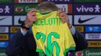 Pelatih kepala tim nasional sepak bola Brasil yang baru, Carlo Ancelotti memegang jersey tim nasional yang diterimanya saat memberi keterangan terkait nama-nama pemain yang akan bertanding di kualifikasi Piala Dunia melawan Ekuador dan Paraguay, di Rio de Janeiro, Senin 26 Mei 2025. (AP Photo/Silvia Izquierdo)