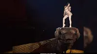 Viral Penyanyi Jolin Tsai Tunggangi Ular Raksasa 30 Meter di Konser 'Pleasure'