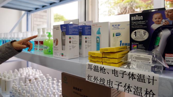 Sejumlah termometer yang dipersiapkan untuk semua kelas di sebuah sekolah menengah pertama di Shanghai, China timur (21/4/2020). Di Shanghai, kelas untuk siswa tingkat akhir di sekolah menengah pertama dan atas akan dibuka kembali pada 27 April. (Xinhua/Liu Ying)