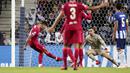Roberto Firmino kembali mencetak gol pada menit ke-81 unutk membawa Liverpool unggul 5-1. Gol sempat dianulir karena offside, namun akhirnya disahkan usai melihat rekaman VAR. (AP/Luis Vieira)