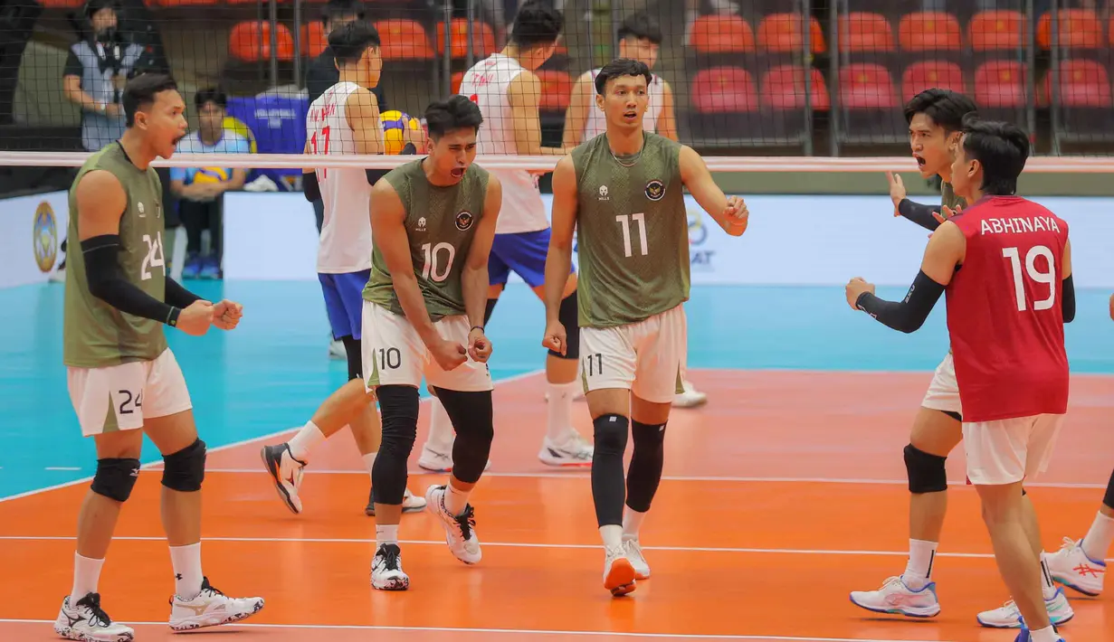 Pemain Timnas voli putra Indonesia merayakan raihan poin saat melawan Vietnam di babak semifinal SEA Games 2025 di Indoor Stadium Huamark, Bangkok, Thailand, Kamis (18/12/2025). Mengalahkan Vietnam, Timnas voli putra Indonesia memastikan tiket laga final SEA Games 2025 Thailand. (Bola.com/Bagaskara Lazuardi)