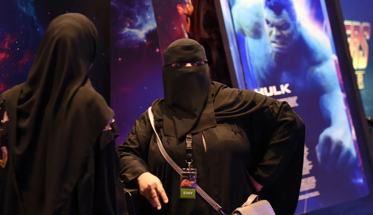 Anggota staf perempuan Arab Saudi berbincang di bioskop di Mal Riyadh Park yang baru dibuka untuk umum, Riyadh (30/4). Bioskop ini tidak dipisahkan berdasarkan jenis kelamin seperti kebanyakan ruang publik di Saudi lainnya. (AFP/Fayez Nureldine)