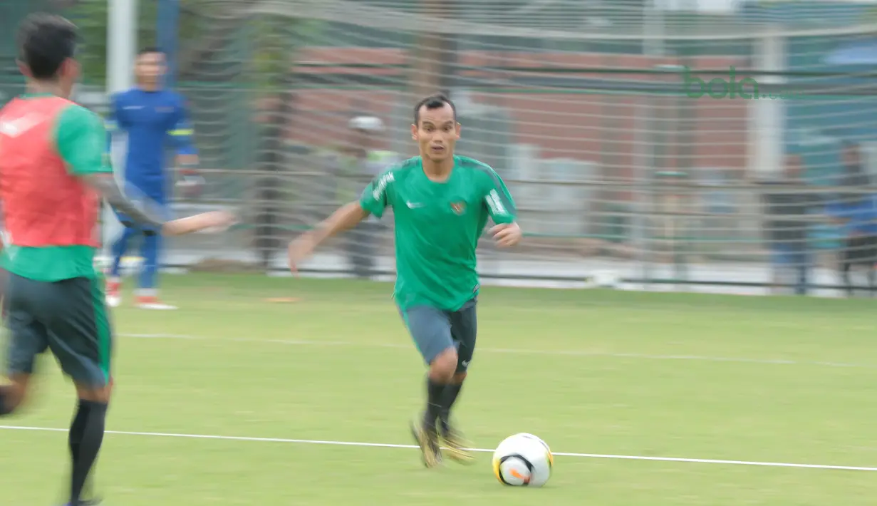 Aksi Riko Simanjuntak saat menggiring bola pada sesi latihan di Lapangan ABC Senayan, Jakarta (20/6/2018). Indonesia akan melawan Korea pada laga uji coba 23-6-2018. (Bola.com/Nick Hanoatubun)