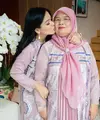 Titi Kamal membagikan beberapa potret gemas dirinya bersama sang ibu kenakan baju Lebaran kembar. Foto: Instagram.