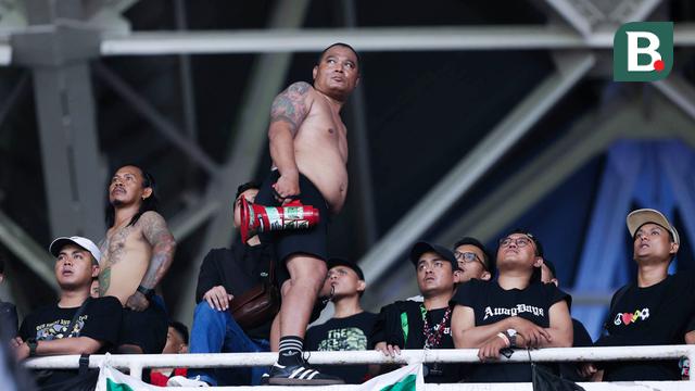 Foto: Momen Cak Tessy Pimpin Bonek Guncang SUGBK, Pemandangan Indah Suporter Liga Indonesia