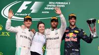 Nico Rosberg, Victoria Vowles, Lewis Hamilton, dan Daniel Ricciardo (dari kiri ke kanan) berpose di podium selepas balapan F1 GP AS di Circuit of the Americas (COTA), Austin, Texas, AS, Minggu (23/10/2016). (Bola.com/Twitter/suttonimages)