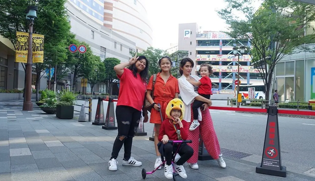 Ussy Sulistiawaty dan anak-anaknya