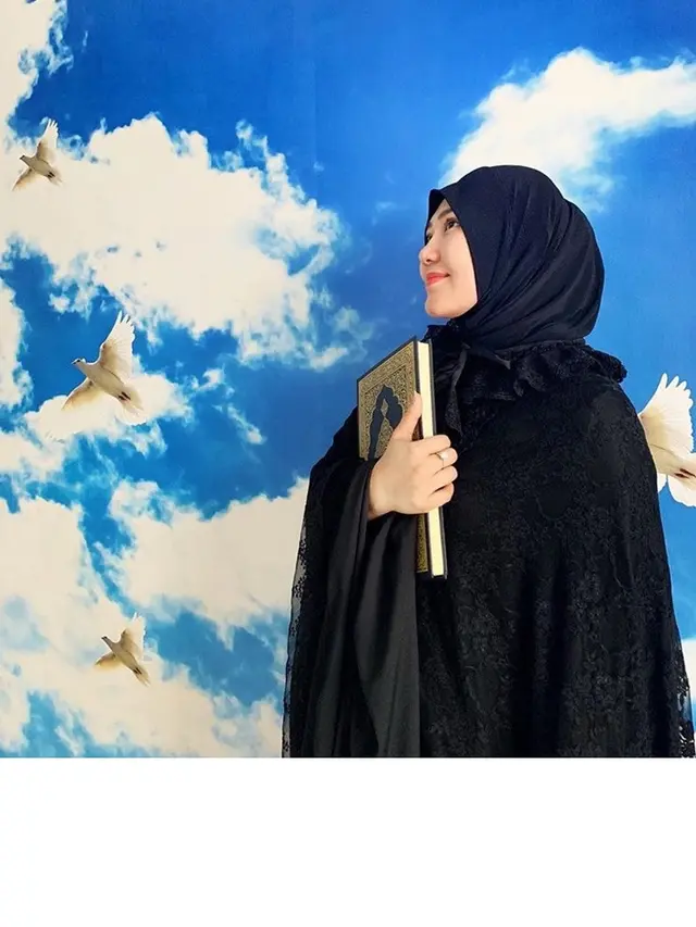 Baru Selesai Umrah, Ini 7 Gaya Via Vallen dalam Balutan Hijab