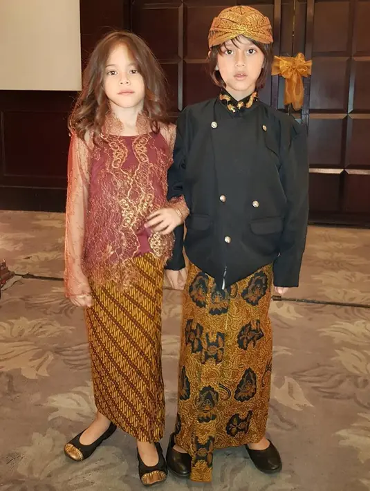 Anak Wulan Guritno, Jermiah dan London tampil mengemaskan dengan mengenakan beskap dan kebaya. (Foto: instagram.com/wulanguritno)