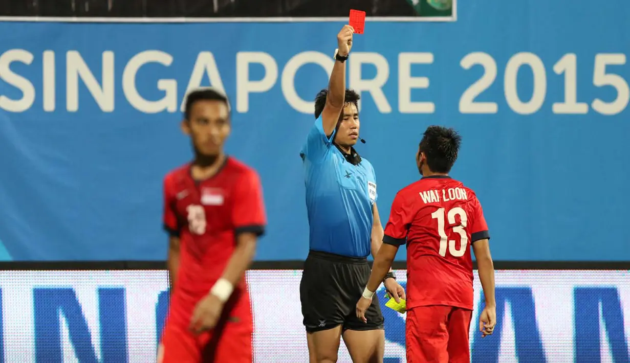Pemain Singapura U-23, Wai Loon Ho, menerima kartu merah dari wasit Kim Heegon setelah sebelumnya menerima kartu kuning kedua. (Bola.com/Arief Bagus)