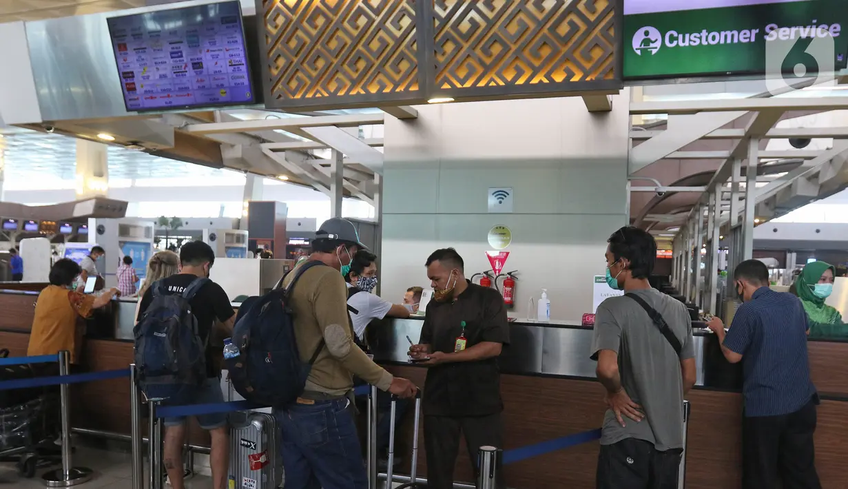Calon penumpang mengantre di pelayanan tiket di Terminal 3 Bandara Soekarno Hatta, Tangerang, Banten, Selasa (10/11/2020). Maskapai penerbangan Garuda Indonesia dan Citylink melakukan penyesuaian beberapa jadwal penerbangan. (Liputan6.com/Herman Zakharia)