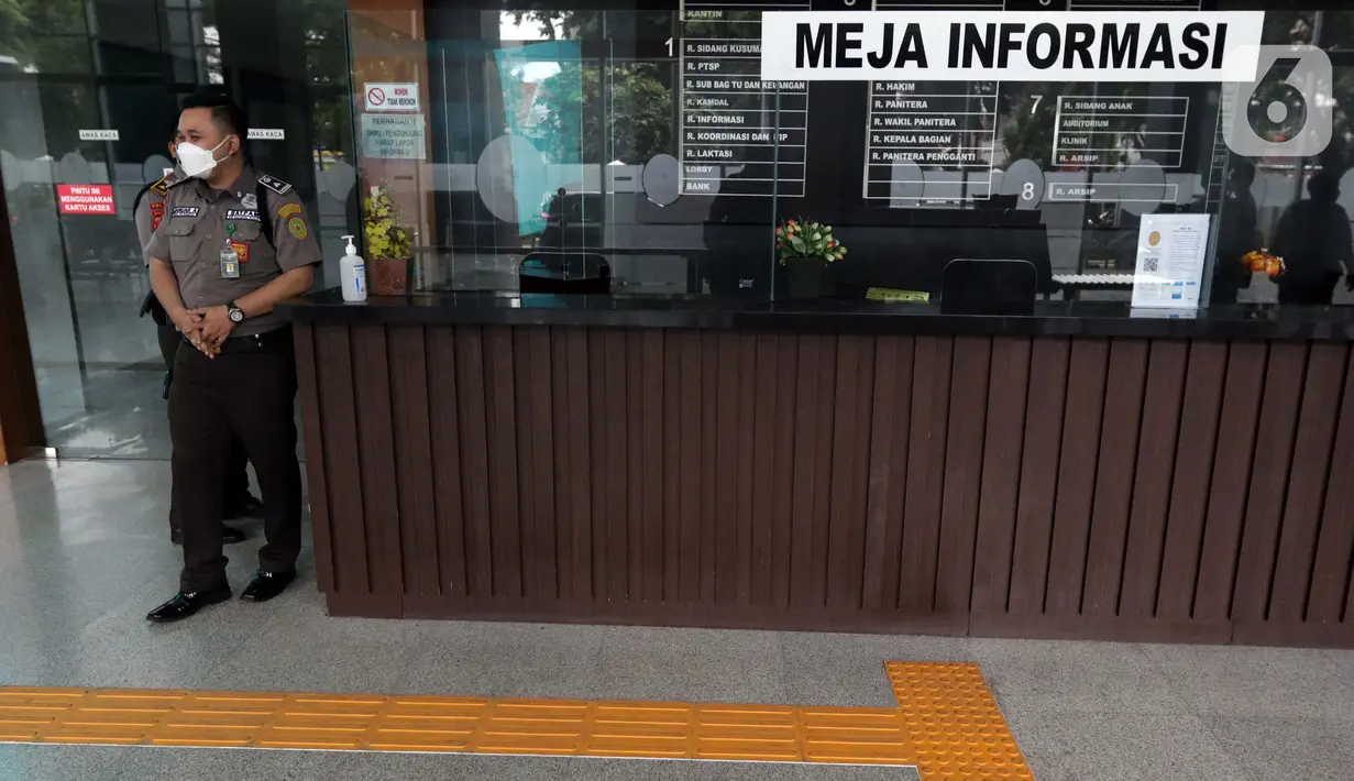 Guiding Block atau jalur pemandu disabilitas terpasang di area lobby utama Pengadilan Negeri Jakarta Pusat, Kamis (25/3/2021). Dengan fasilitas ini diharapkan warga disabilitas dapat mengakses seluruh layanan, termasuk persidangan secara mandiri. (Liputan6.com/Helmi Fithriansyah)