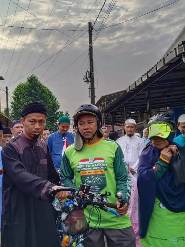 Pasutri asal Purwokerto, Jawa Tengah berangkat haji naik sepeda ontel. (Foto: Liputan6.com/Tangkapan Layar Video)